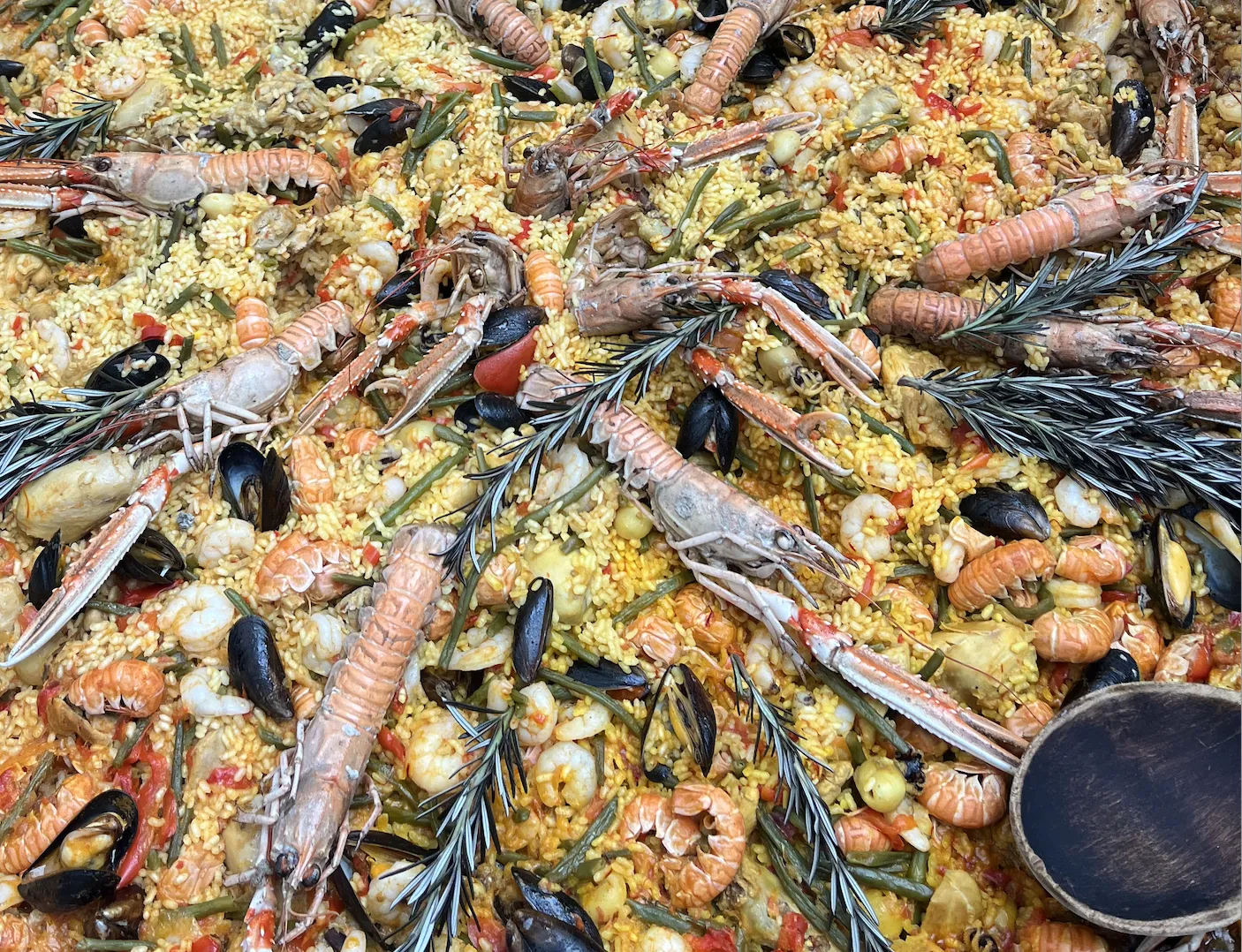 Spansk paella tilberedt på stedet