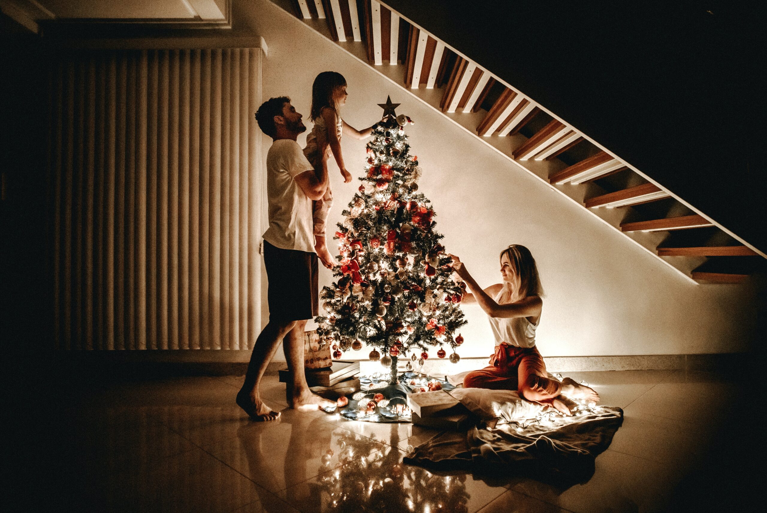 pynte juletræet med familie og børn til juleaftenen