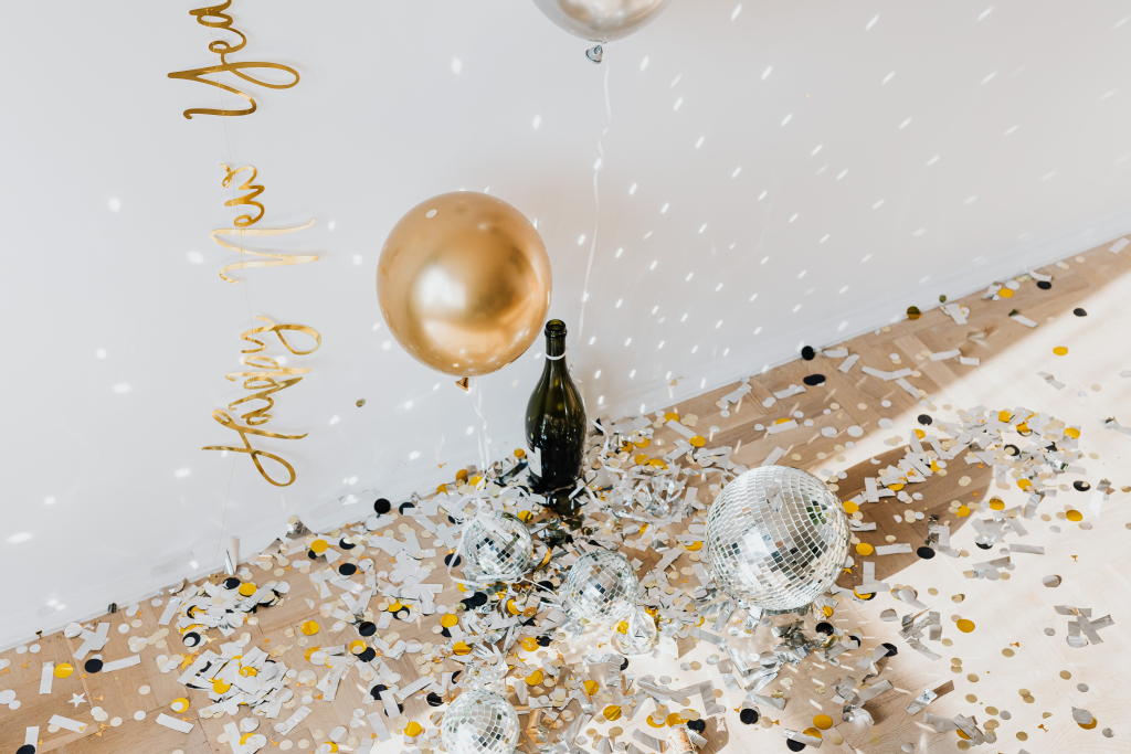 Nytårs fest dekorationer, med balloner, champagne og andet derhjemme